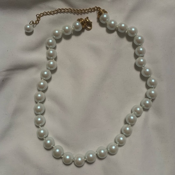 Jewelry - Pearl necklace